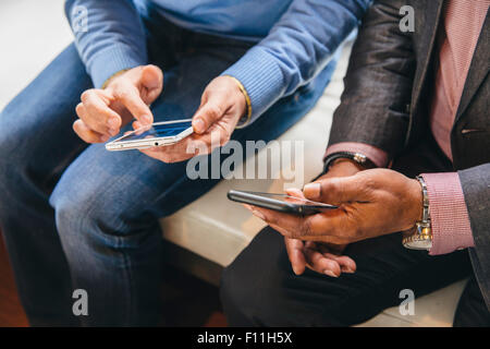 Hommes d'utilisation de téléphones cellulaires Banque D'Images