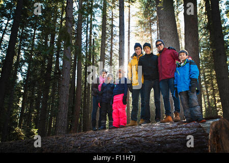 Family sur log in remote forest Banque D'Images