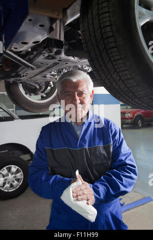 Hispaniques âgés de mécanicien de garage Banque D'Images