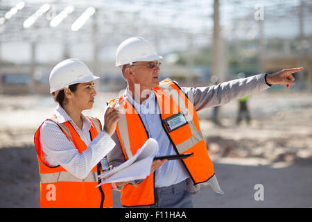 Architects blueprints at construction site Banque D'Images