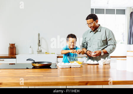 Le père et le fils la cuisson dans la cuisine Banque D'Images