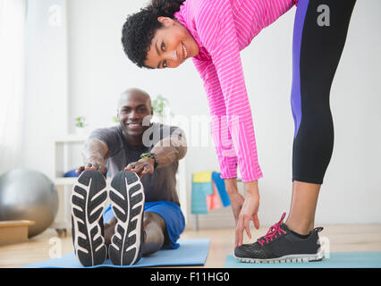 Couple stretching in gym Banque D'Images