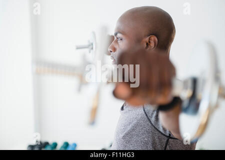 Black man lifting weights in gym Banque D'Images