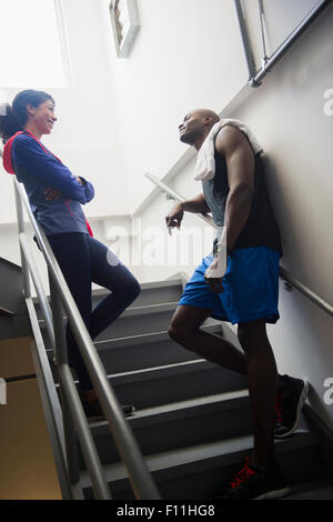 Couple talking on staircase après l'exercice Banque D'Images