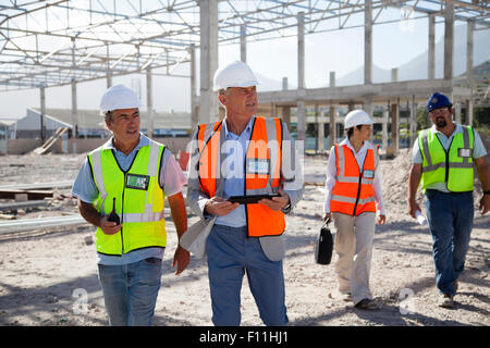 Architectes parler at construction site Banque D'Images