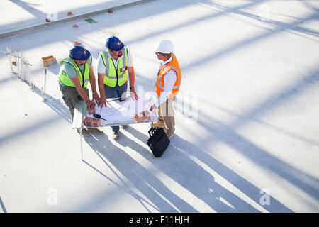 Architects blueprints at construction site Banque D'Images