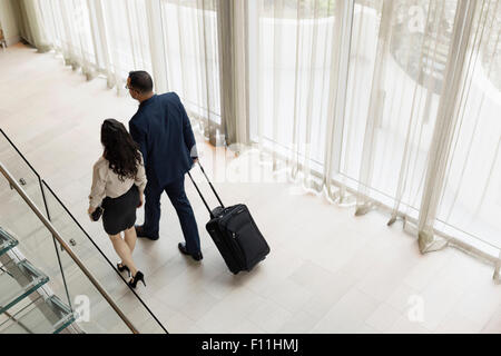 Portrait des gens d'affaires des bagages dans le hall de l'hôtel Banque D'Images