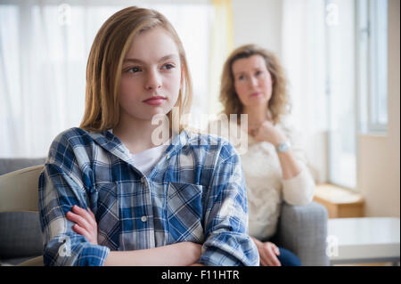 Portrait mère et fille soutenant dans la salle de séjour Banque D'Images