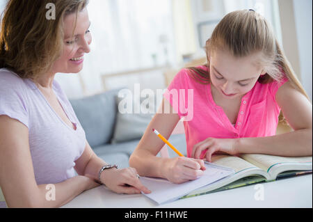 Caucasian mother helping daughter with Homework Banque D'Images