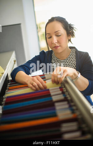 Choix des fichiers mixed race businesswoman in office Banque D'Images