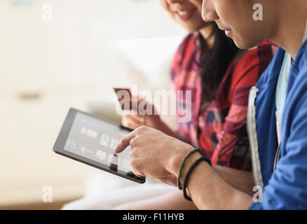 Close up of couple shopping online on digital tablet Banque D'Images