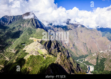 Vue aérienne de ruines de Machu Picchu en paysage à distance, Cusco, Pérou Banque D'Images