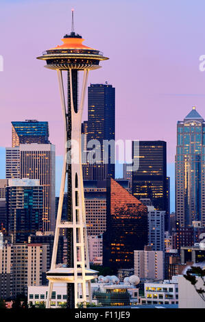 Space Needle et immeubles de grande hauteur à Seattle City skyline at sunset, South Carolina, United States Banque D'Images