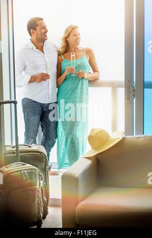 Couple drinking champagne on l'hôtel Balcony Banque D'Images