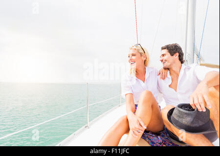 Couple hugging on deck de voilier Banque D'Images