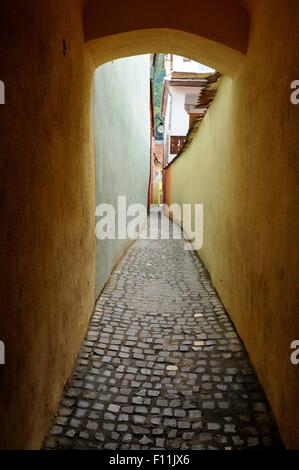 Rue (Strada Sforii chaîne) a été construit au xviième siècle et il est considéré comme l'une des rues les plus étroites d'Europe. Banque D'Images