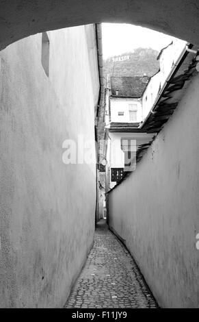 Rue (Strada Sforii chaîne) a été construit au xviième siècle et il est considéré comme l'une des rues les plus étroites d'Europe. Banque D'Images