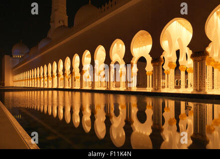 Colonnade illuminé se reflétant dans la piscine encore Banque D'Images