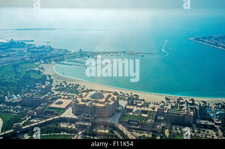 Vue aérienne de la ville d'Abu Dhabi et le littoral, l'Émirat d'Abou Dhabi, Émirats Arabes Unis Banque D'Images