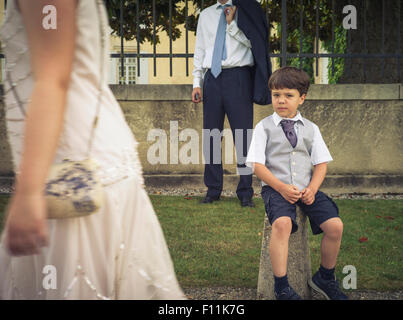 Bored boy wearing vêtements habillés pour l'événement Banque D'Images