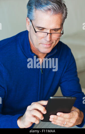 Caucasian businessman using digital tablet Banque D'Images