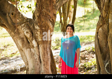 Hispanic woman smiling in jungle Banque D'Images