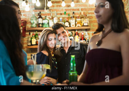 Hispanic couple smiling in bar Banque D'Images