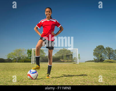 Mixed Race joueur de football sur terrain permanent