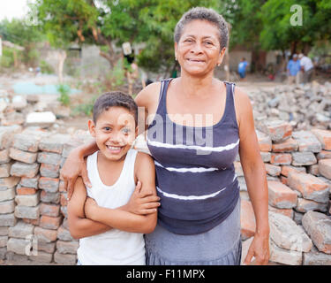 Hispanic grandmother and grandson smiling in décombres Banque D'Images