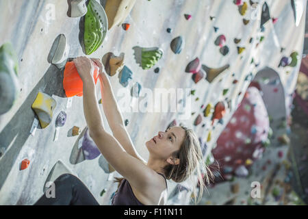 Escalade de rochers dans l'athlète de sport Banque D'Images