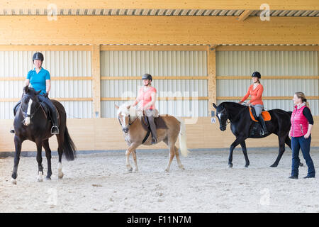 Leçon d'équitation dans un manège Banque D'Images