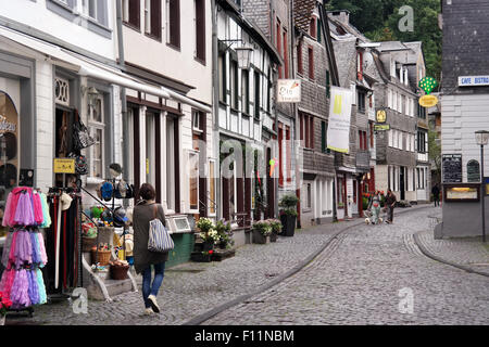 Quartier commerçant dans le centre historique de Monschau à la Rur Banque D'Images