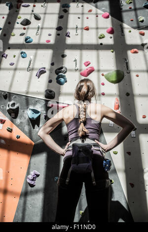 L'examen de l'athlète de sport dans un mur de pierre Banque D'Images