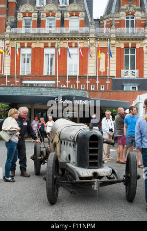 Austin Scott Hall vintage car à l'extérieur de l'hôtel Chateau Impney, Worcestershire pendant hill climb événement. Banque D'Images