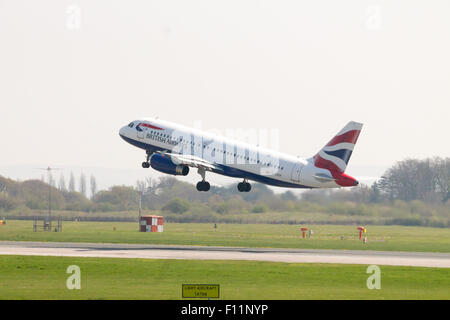 British Airways Airbus A320 (G-EUUV) décollant de l'aéroport de Manchester. Banque D'Images