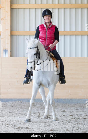 Équitation allemande Rider Poney poney blanc l'exécution de la moitié-pass Banque D'Images