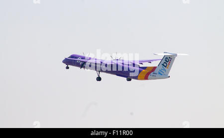 Flybe Bombardier Dash 8 (G-JECG) décollant de l'aéroport de Manchester. Banque D'Images