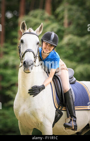 Lusitano. Rider caresses gris cheval Autriche Banque D'Images