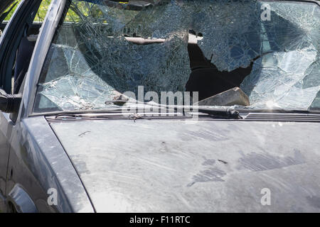 Pare-brise de voiture cassée. Vieux et voiture accidentée. Banque D'Images