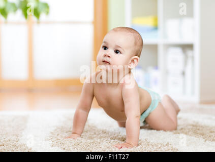 Portée de bébé en couche de ramper sur marbre Banque D'Images