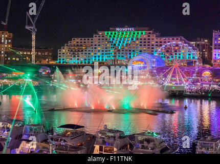 Le Sydney Festival lumière vive avec d'expositions à Circular Quay et d'artifice à Darling Harbour. Banque D'Images