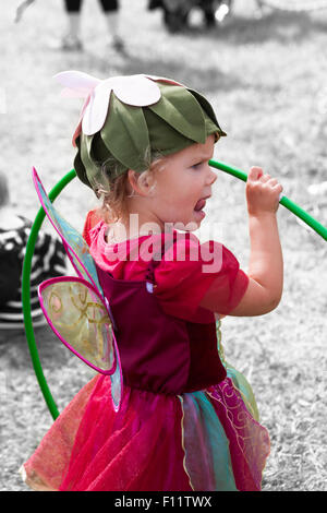 Jeune fille habillé en tenue de fée hula hoop à la nouvelle forêt conte Festival, Burley, Hampshire, Royaume-Uni en août Banque D'Images