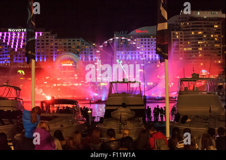 Le Sydney Festival lumière vive avec d'expositions à Circular Quay et d'artifice à Darling Harbour. Banque D'Images