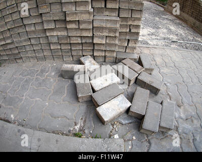 Les travaux de réfection de la rue, réalisée avec des dalles pose objectif fisheye grand angle de vue et à la distorsion Banque D'Images