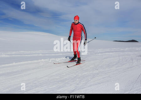 Un homme le ski de fond sur la piste en Bavière Banque D'Images