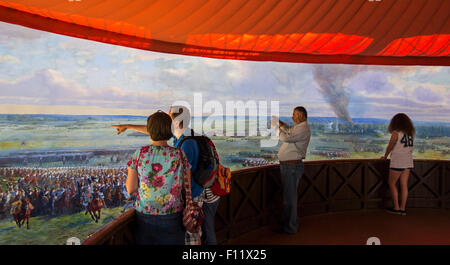 Les touristes à regarder des scènes de bataille bataille de Waterloo en 360° fresco par Louis Dumoulin à Panorama, Braine l'Alleud, Belgique Banque D'Images