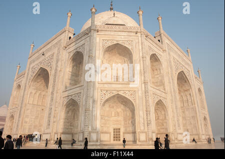 Agra, Uttar Pradesh, Inde. Le Taj Mahal, mausolée principal d'un coin avec incrustation de pierres semi-précieuses. Banque D'Images