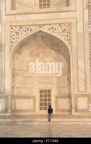 Agra, Uttar Pradesh, Inde. Un homme assis dans l'alcôve du Taj Mahal. Banque D'Images