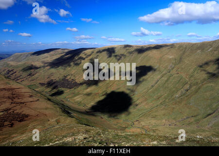 L'été, et la vallée de rampes Gill Nab est tombé, Parc National de Lake district, comté de Cumbria, Angleterre, Royaume-Uni. Le NAB est tombé Banque D'Images