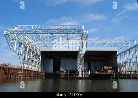 L'acier de construction et de grue de quai de chargement des navires dans l'ISP Roermond, Pays-Bas Banque D'Images